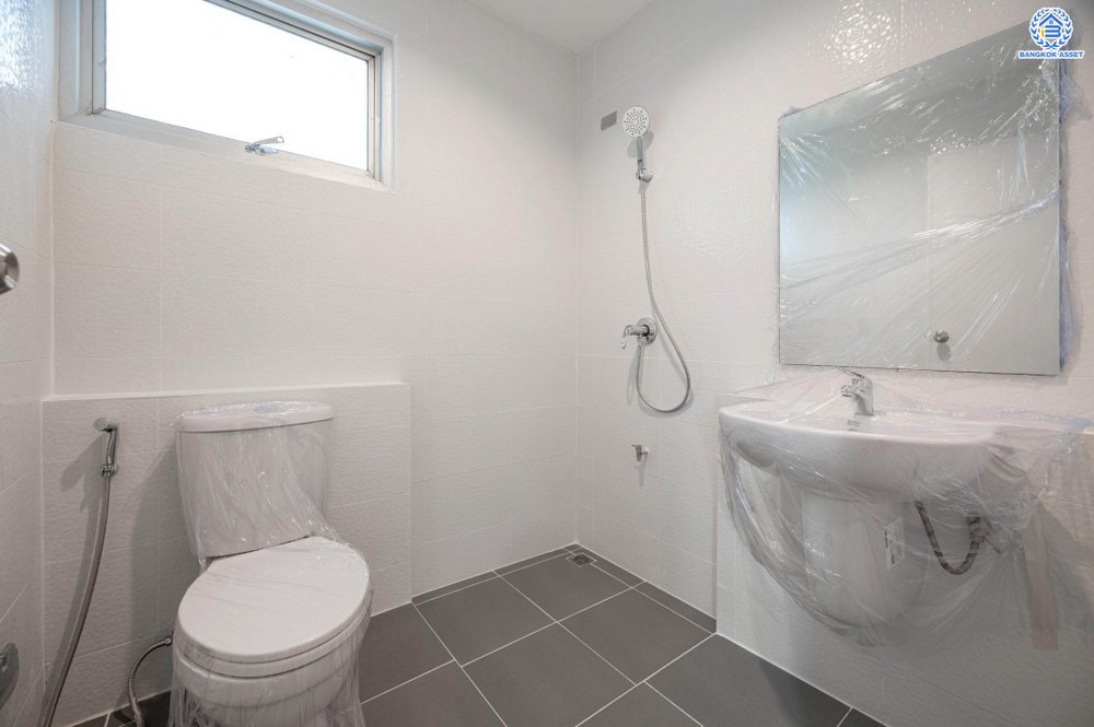 บ้านมือสอง โครงการ วิสต้าอเวนิว เพชรเกษม81 หลังมุม จาก SC Asset เนื้อที่กว้าง 31.7 ตร.ว. ฟังก์ชัน 3 ห้องนอน 2 ห้องน้ำ 1 ที่จอดรถ ราคาถูก และคุ้มค่าที่สุดในโครงการ! บนทำเลศักยภาพ เข้า-ออกหลายเส้นทาง อาทิ ถนนเพชรเกษม ถนนพุทธมณฑลสาย3 ใกล้รถไฟฟ้าสายสีน้ำเงิน(ส่วนต่อขยาย)